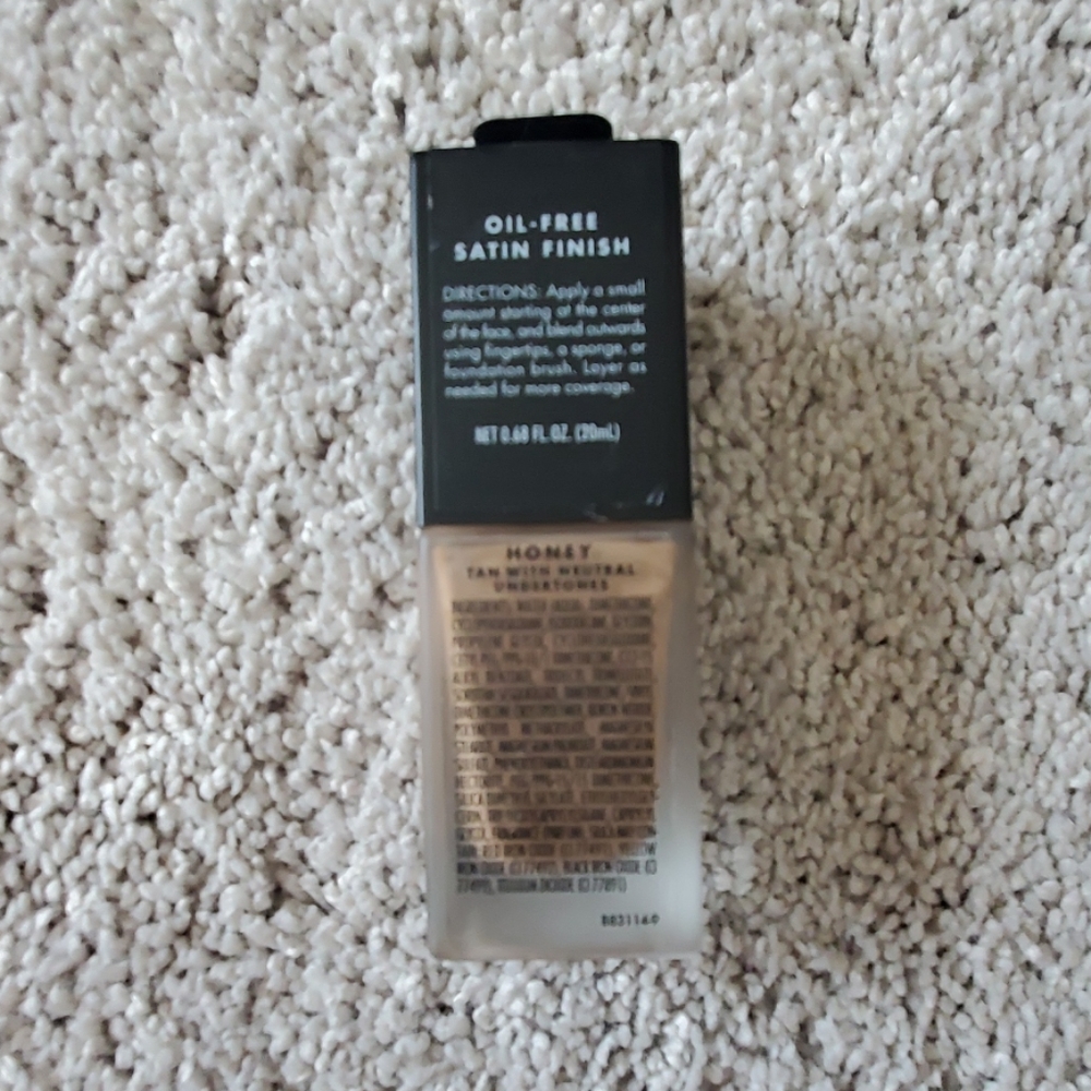 ELF FLAWLESS FOUNDATION - Picture 3 of 3